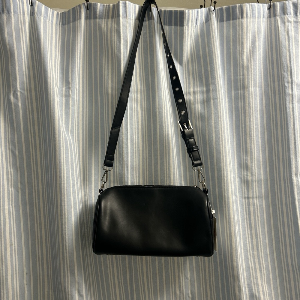 Classic Black Leather Shoulder Bag with Adjustable Strap